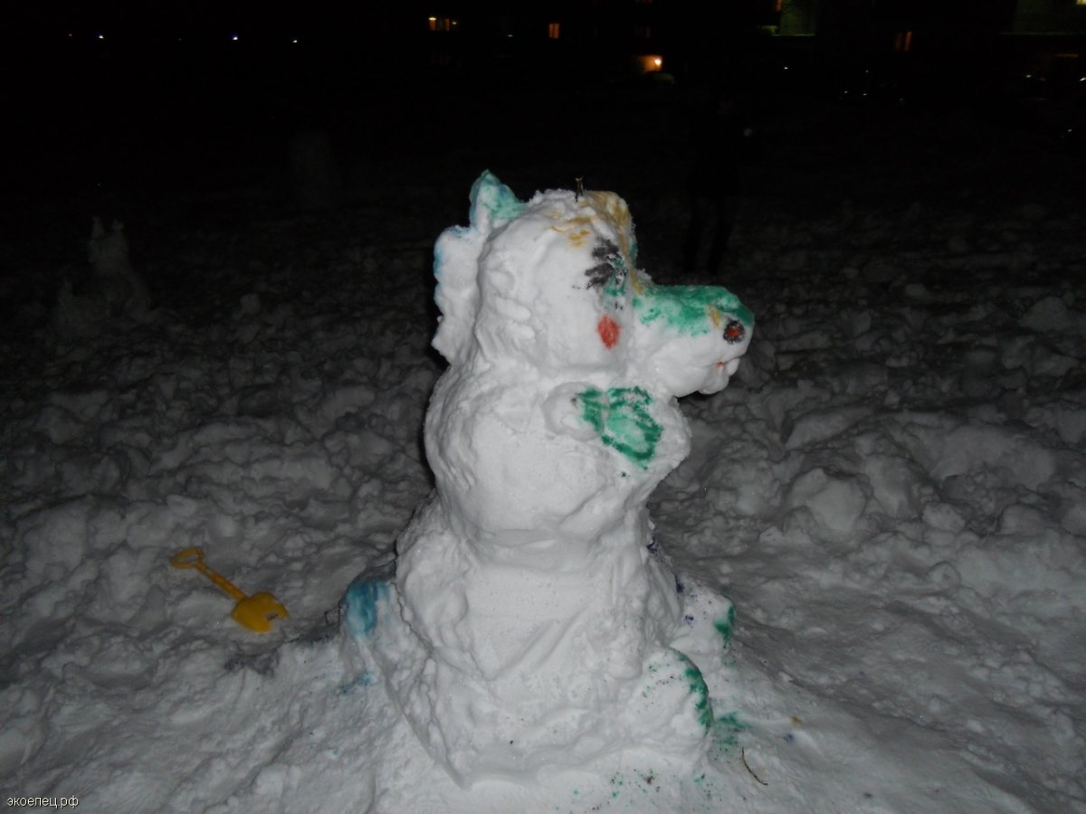 Снежная постройка дракон