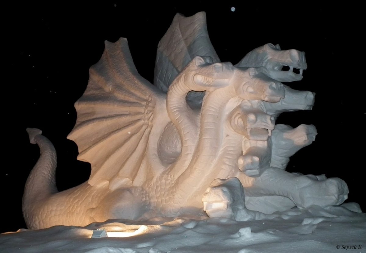Снежная скульптура змей Горыныч