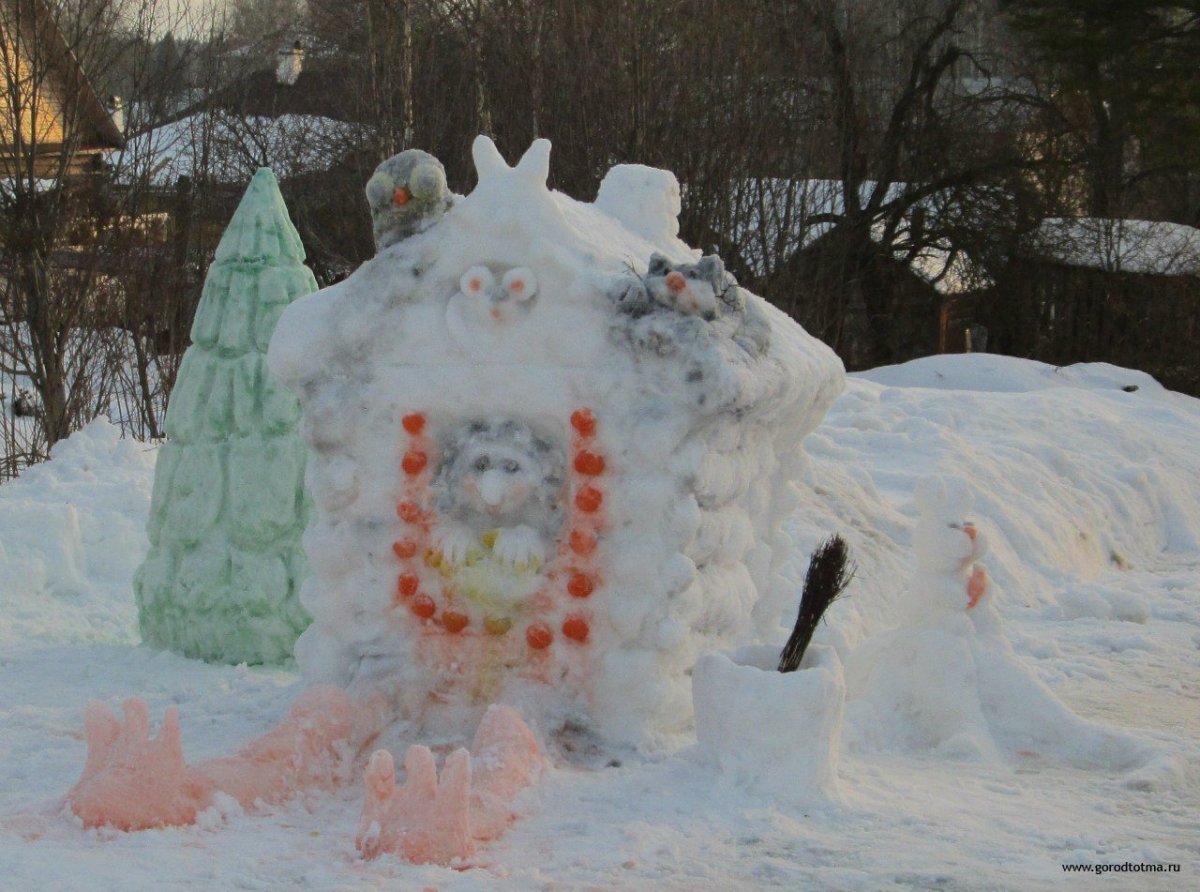 Сказочный домик из снега