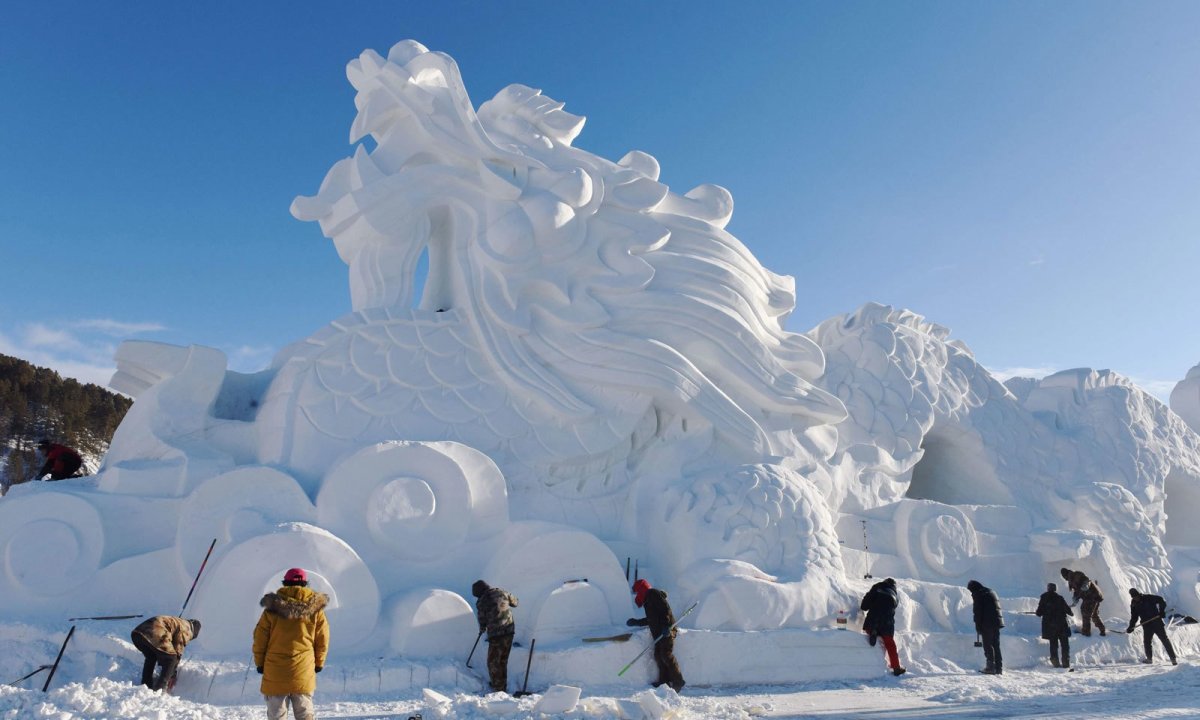 Ледяная и Снежная скульптура дракон