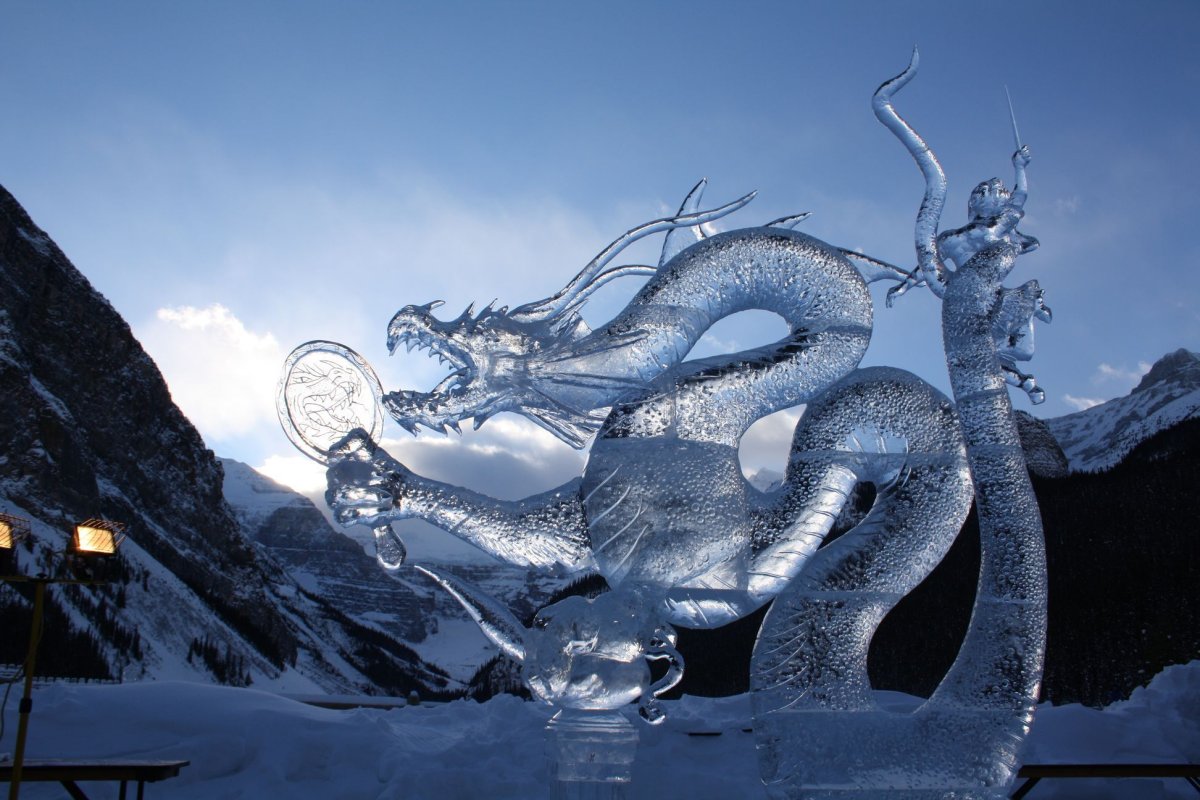 Ледяная фигура дракон