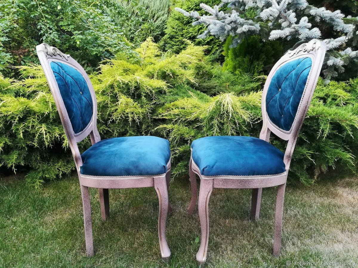 Покрашенные синие стулья