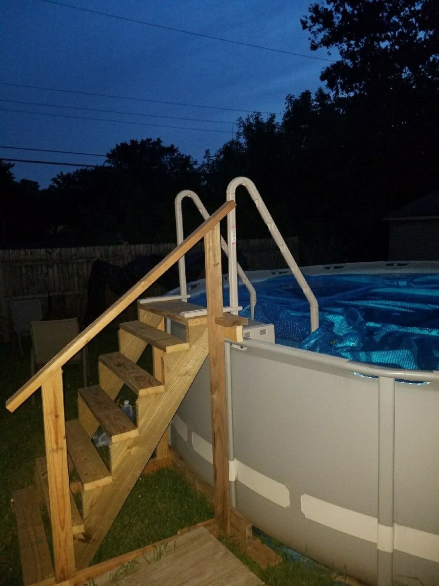 Лестница для полузаглубленного бассейна