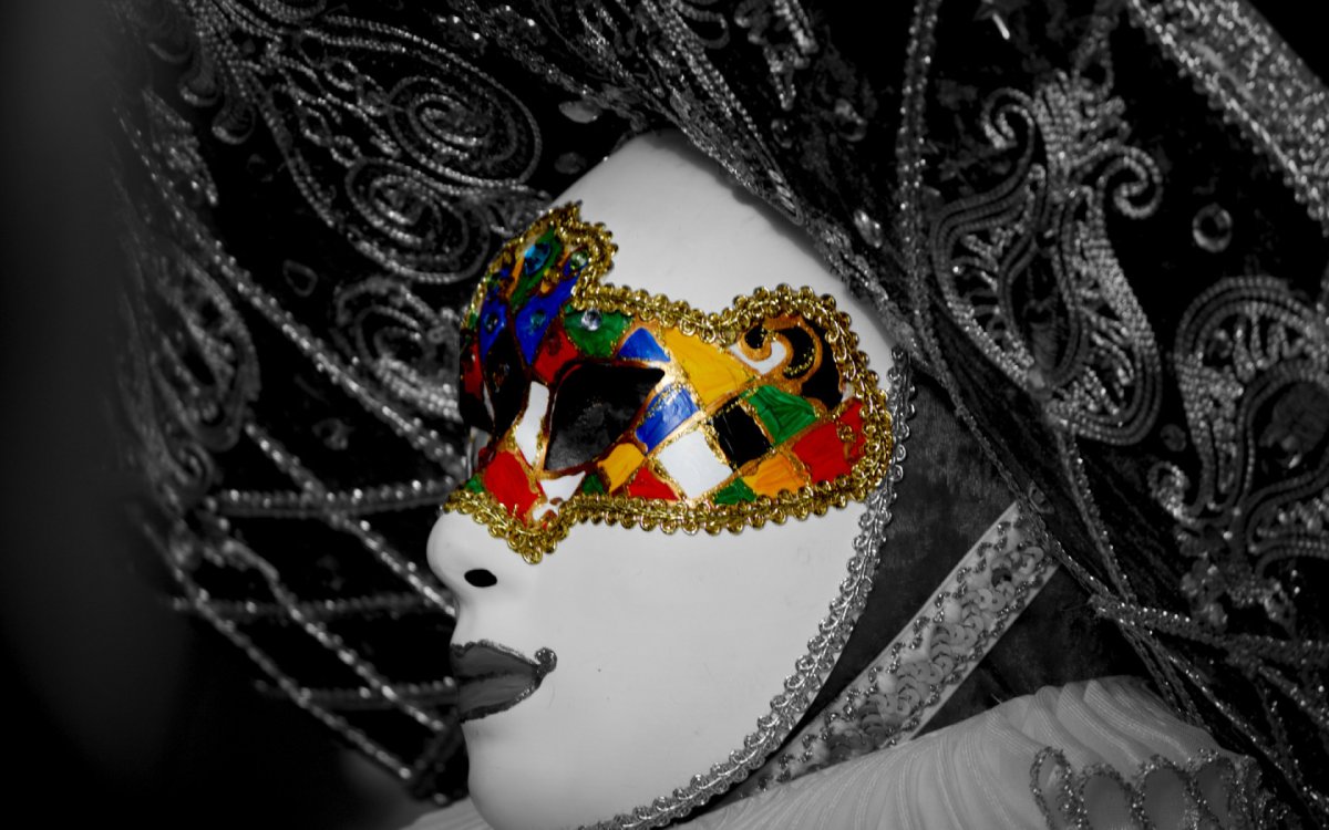Девушка в венецианской маске